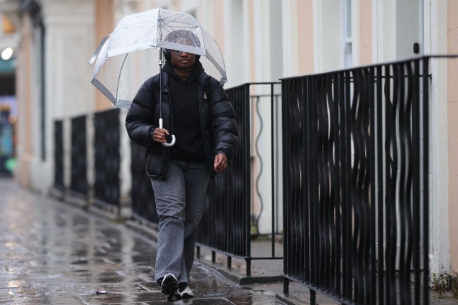 ??George Cracknell Wright 15/04/2025 London, United Kingdom London Wet Weather embers of the public attempt to shelter during heavy rain in Greenwich, South East London. Yellow weather warnings for rain are in place in parts of the United Kingdom . Photo Credit: George Cracknell Wright