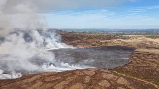 We're currently dealing with a large wildfire near Errwood Reservoir in the Goyt Valley. 10 fire engines from #Derbyshire & #Cheshire are in attendance supported by a water carrier & a Unimog.