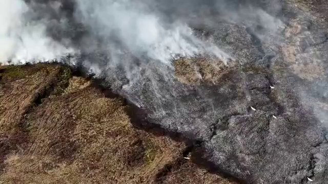 We're currently dealing with a large wildfire near Errwood Reservoir in the Goyt Valley. 10 fire engines from #Derbyshire & #Cheshire are in attendance supported by a water carrier & a Unimog.