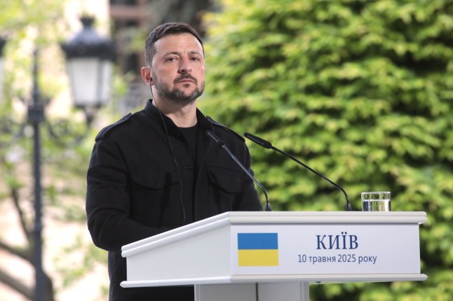 Zelensky on podium.